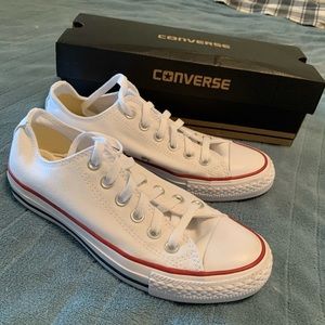 Women’s 7.5 Converse Low Tops